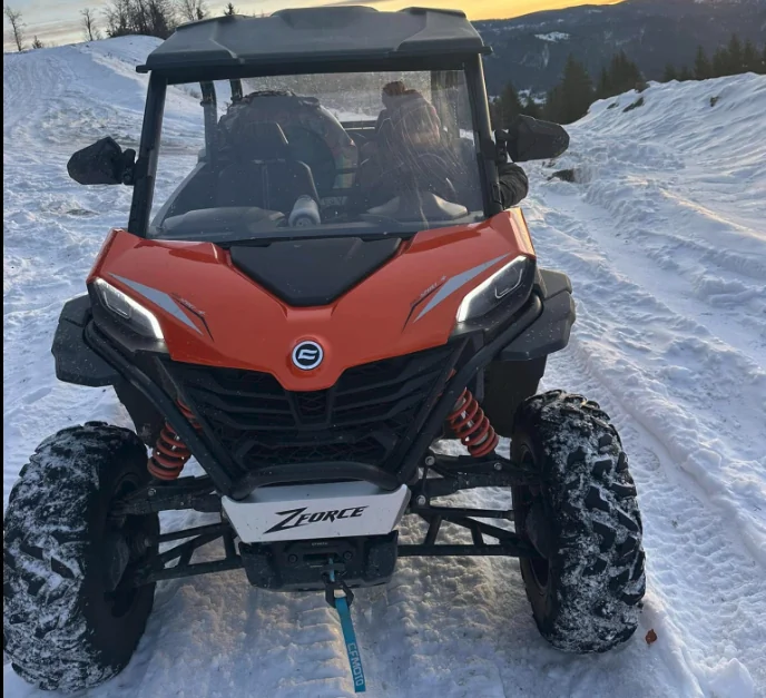 Buggy portocaliu pe zăpadă